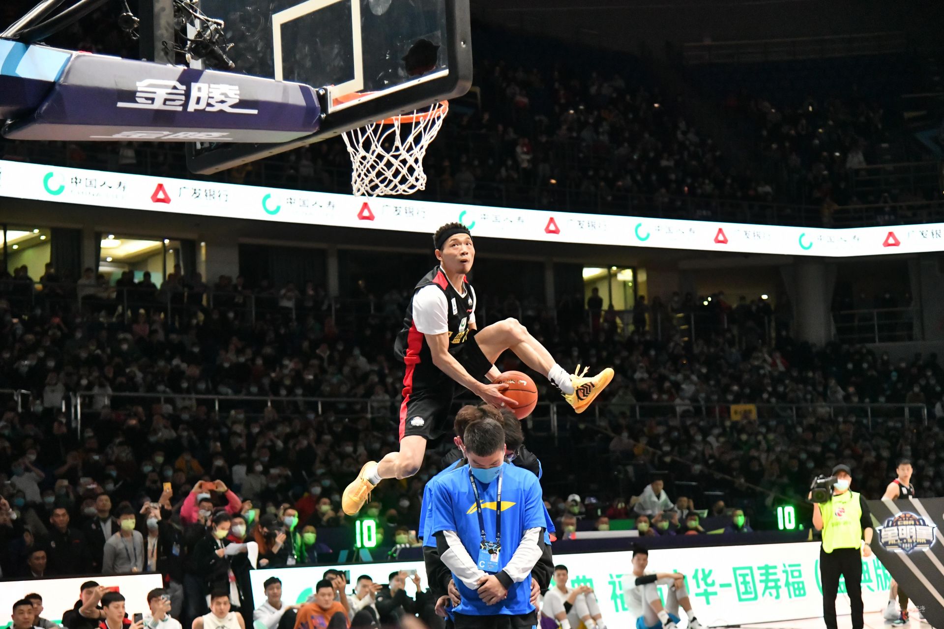 应现代足球 应现代足球